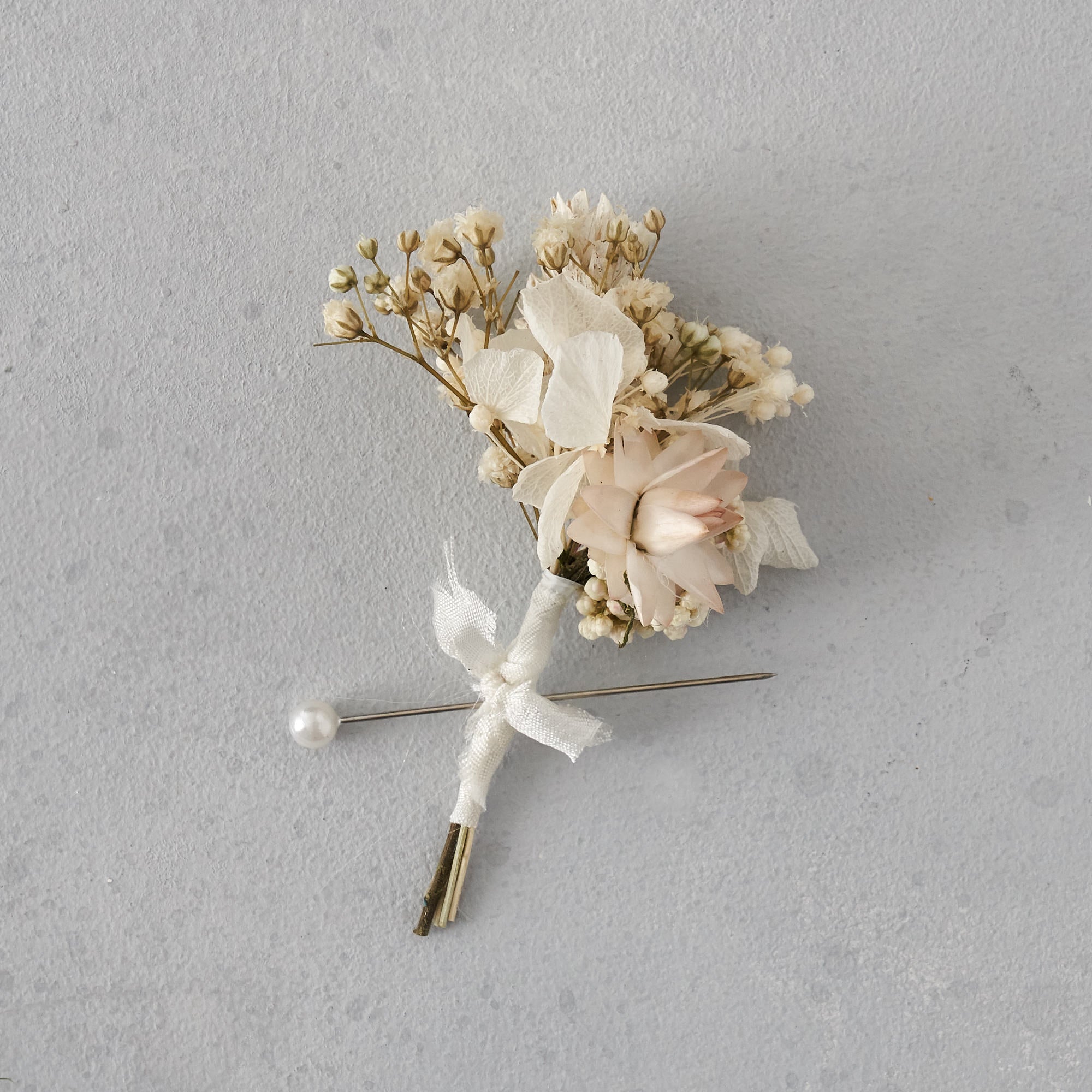 Dried flower buttonhole : white