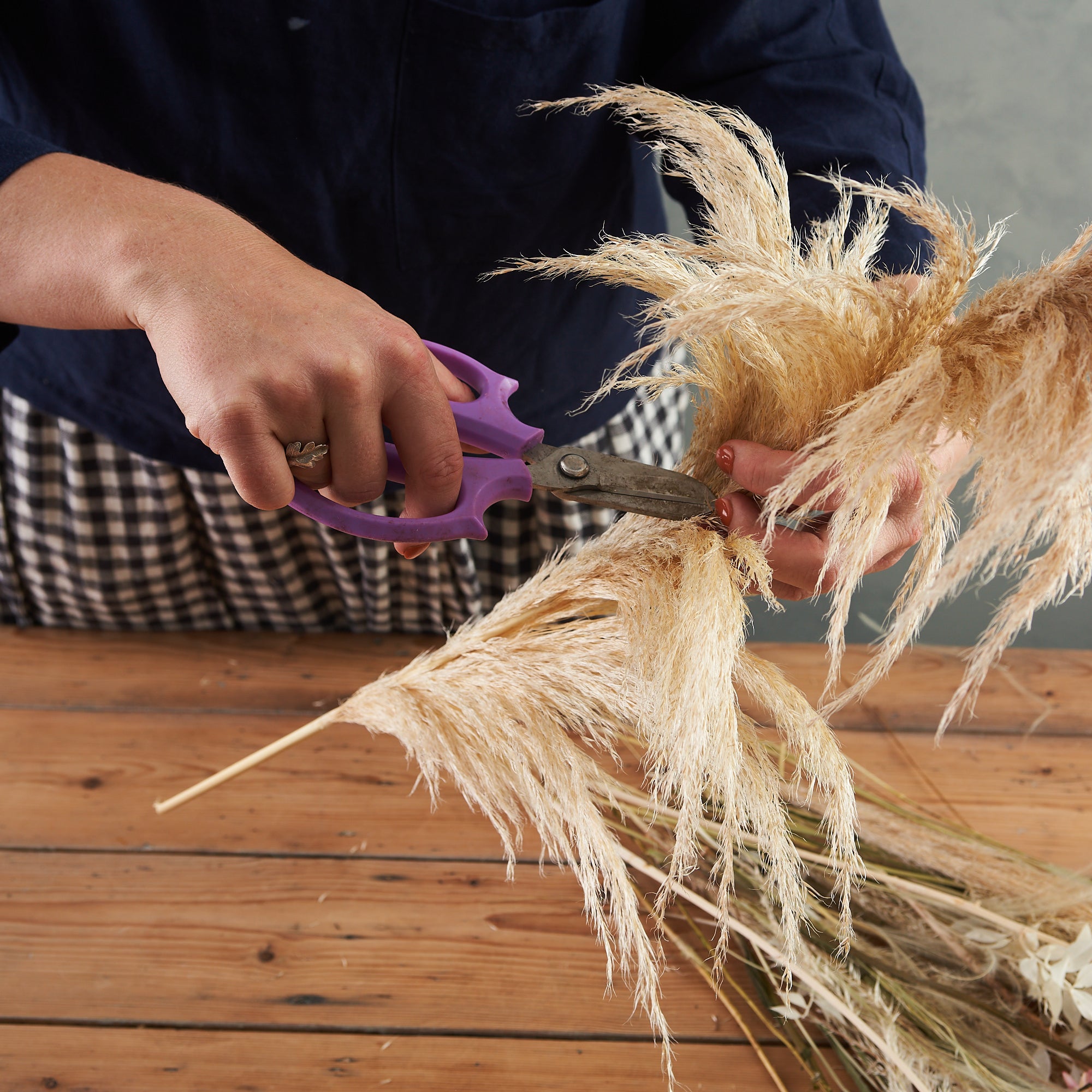 dried flower bouquet arranging