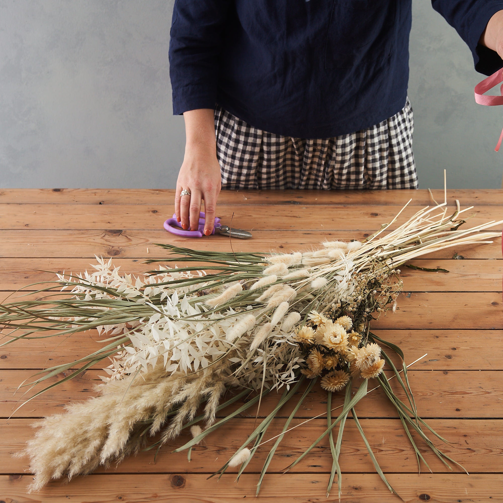 dried flower bouquet arranging