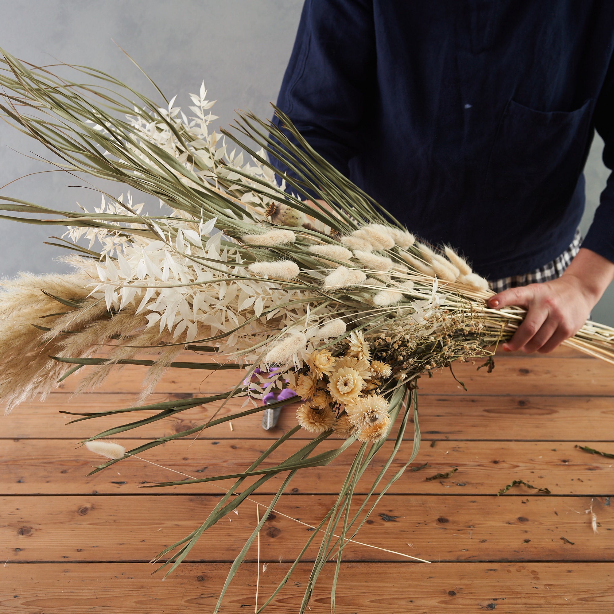 dried flower bouquet arranging