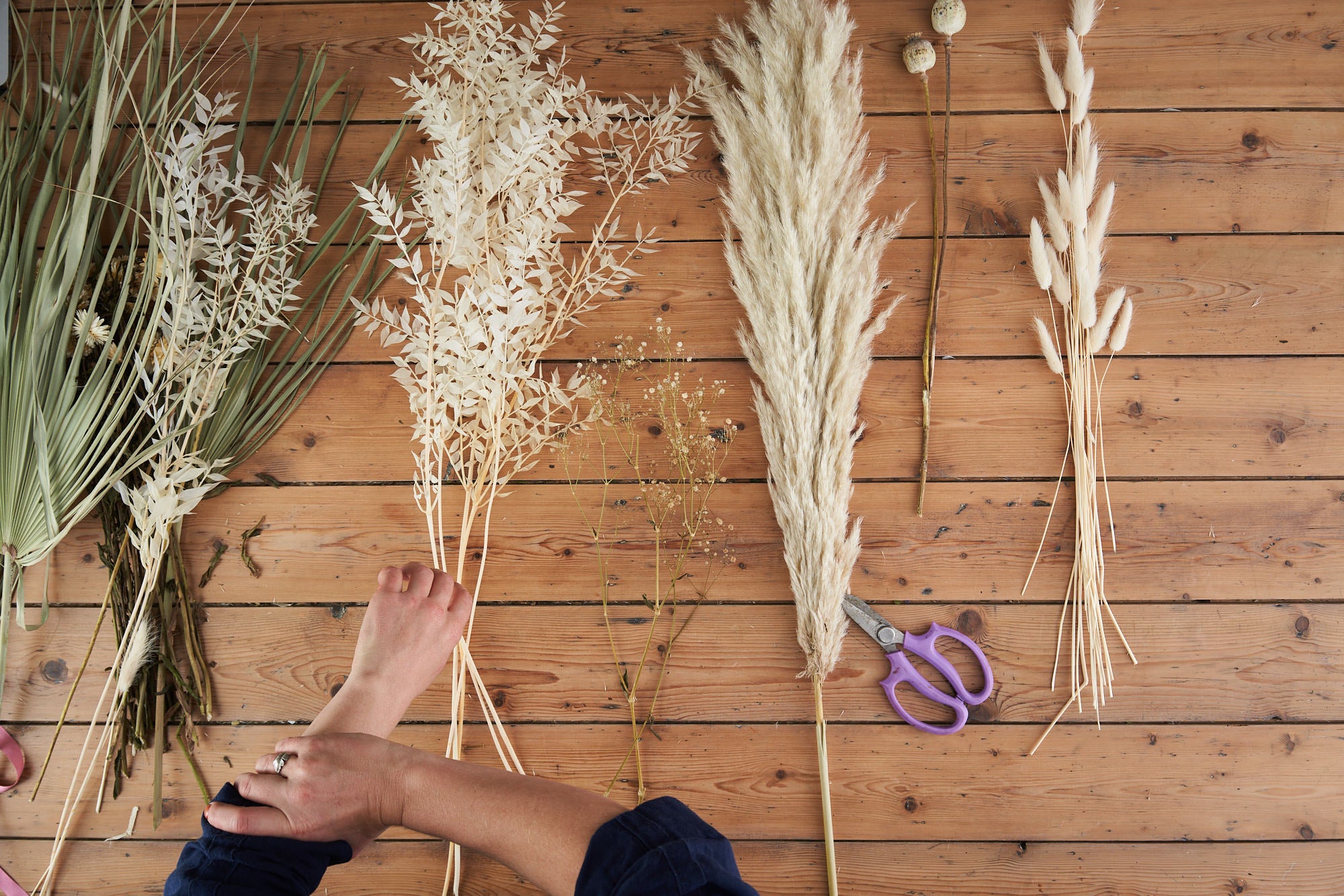 dried flower bouquet arranging