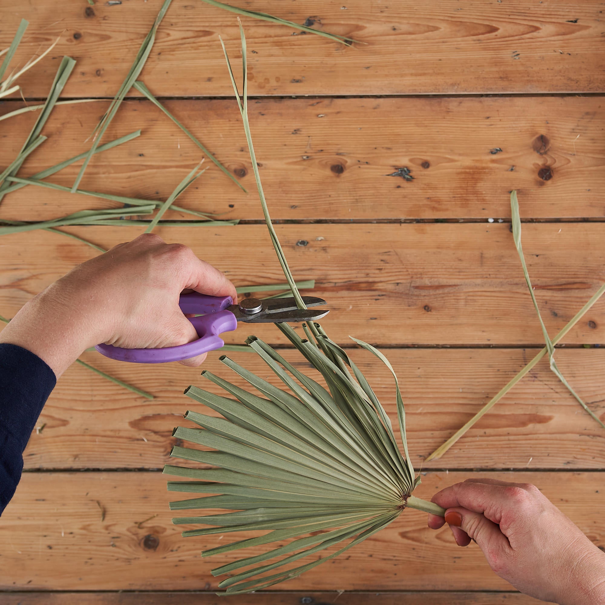 dried flower bouquet arranging