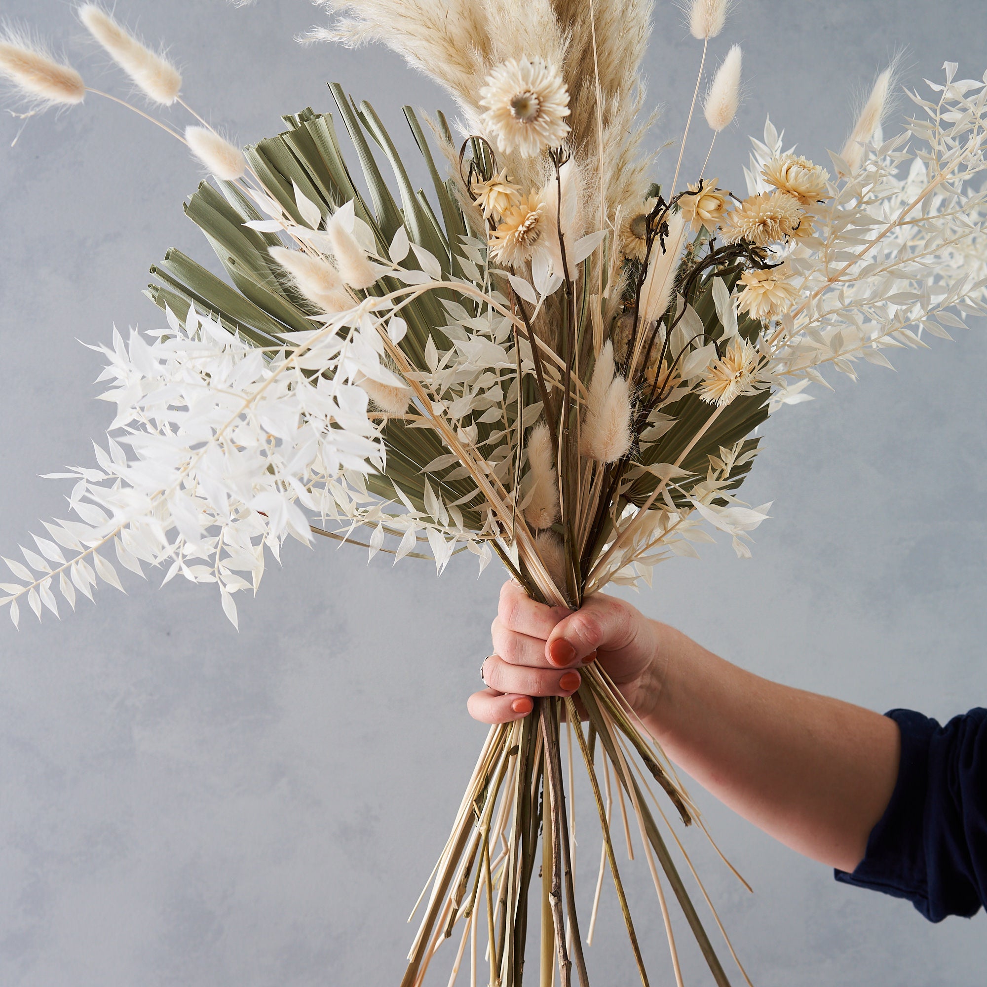 dried flower bouquet arranging