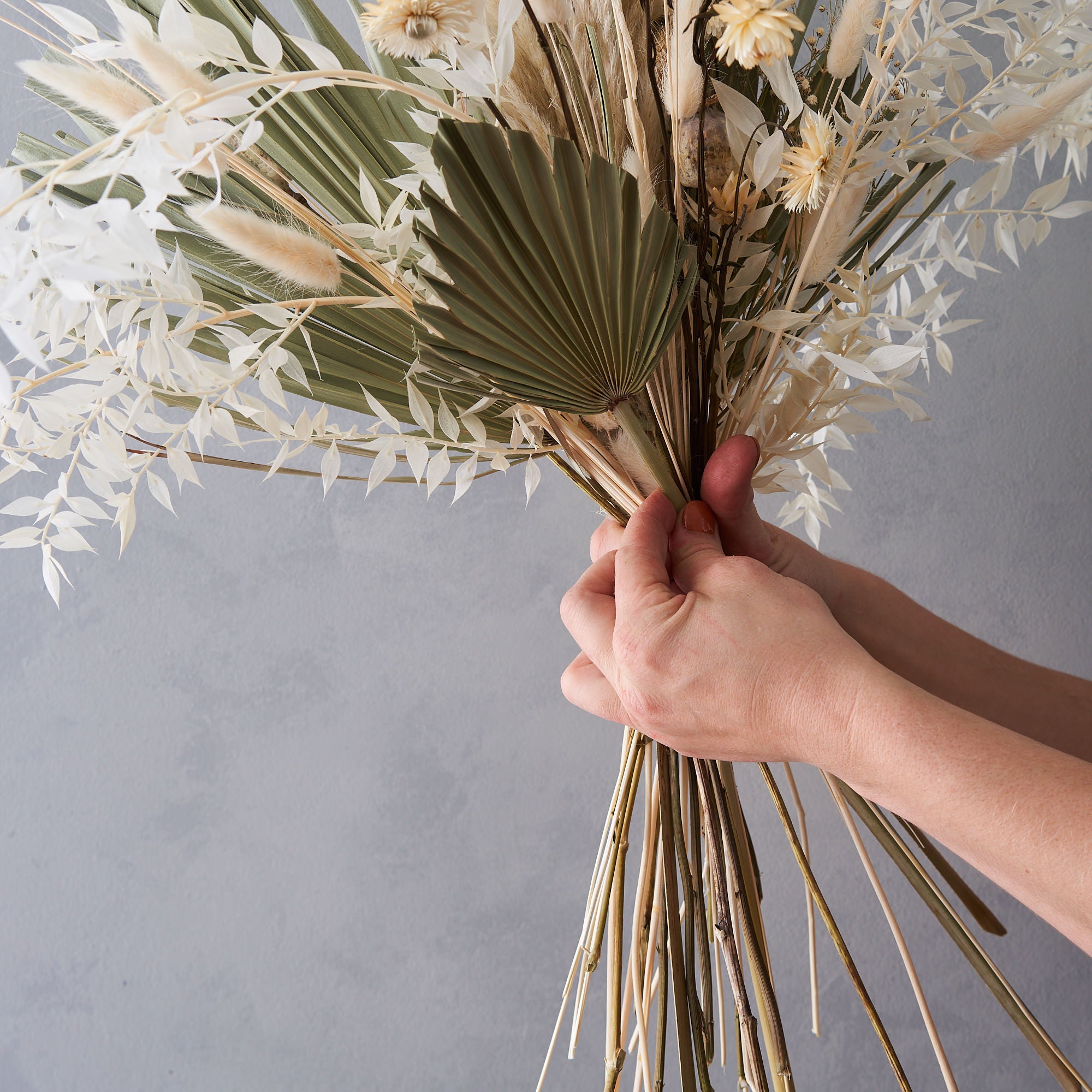 dried flower bouquet arranging