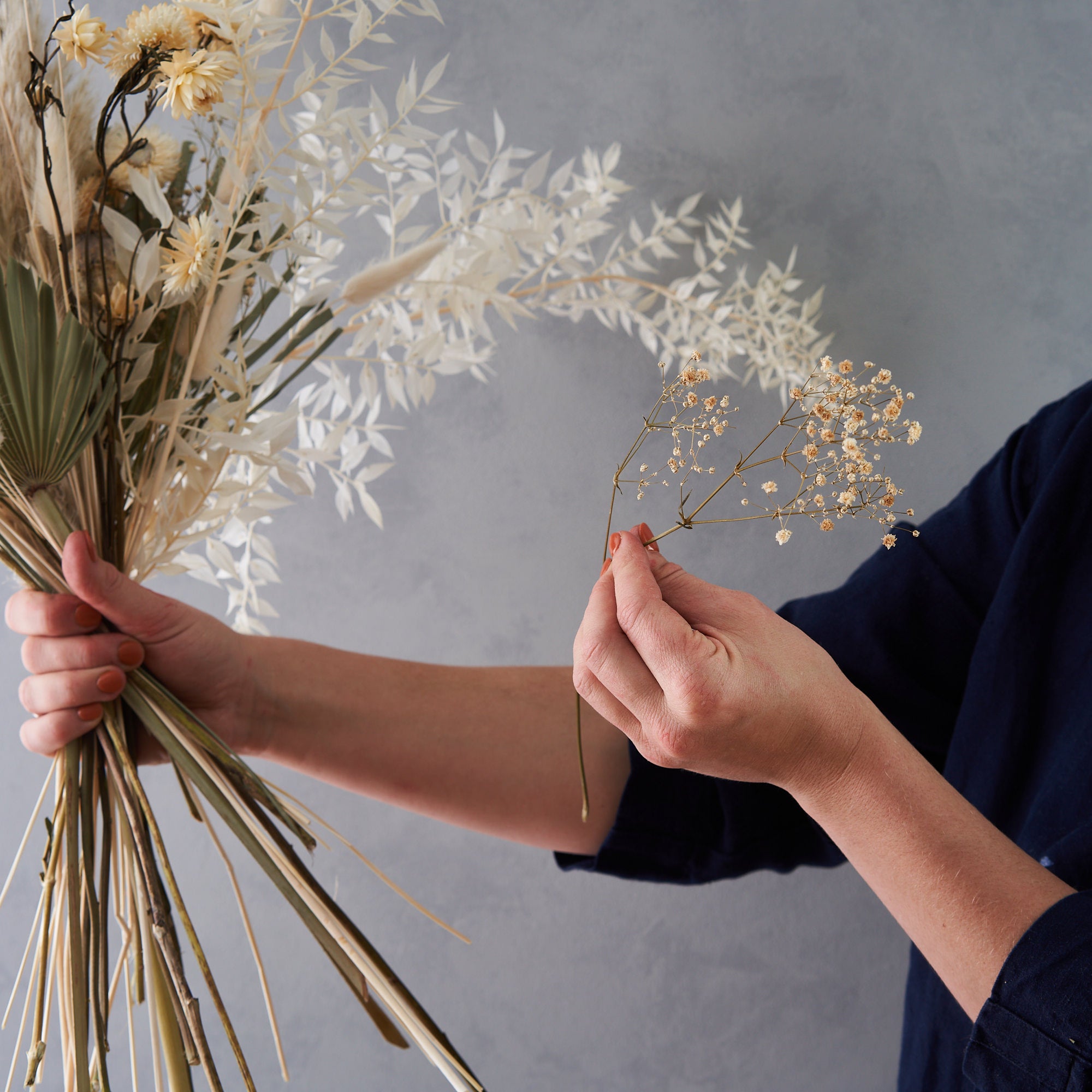 dried flower bouquet arranging