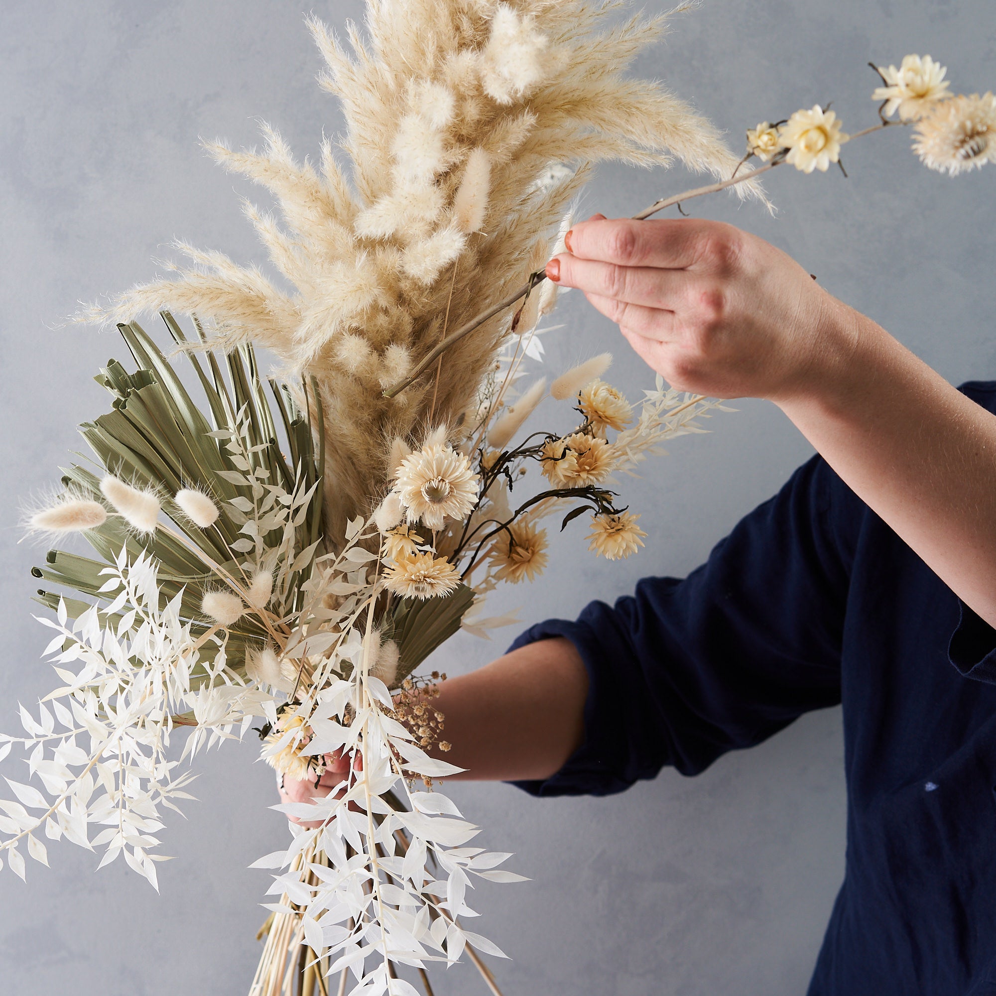 dried flower bouquet arranging