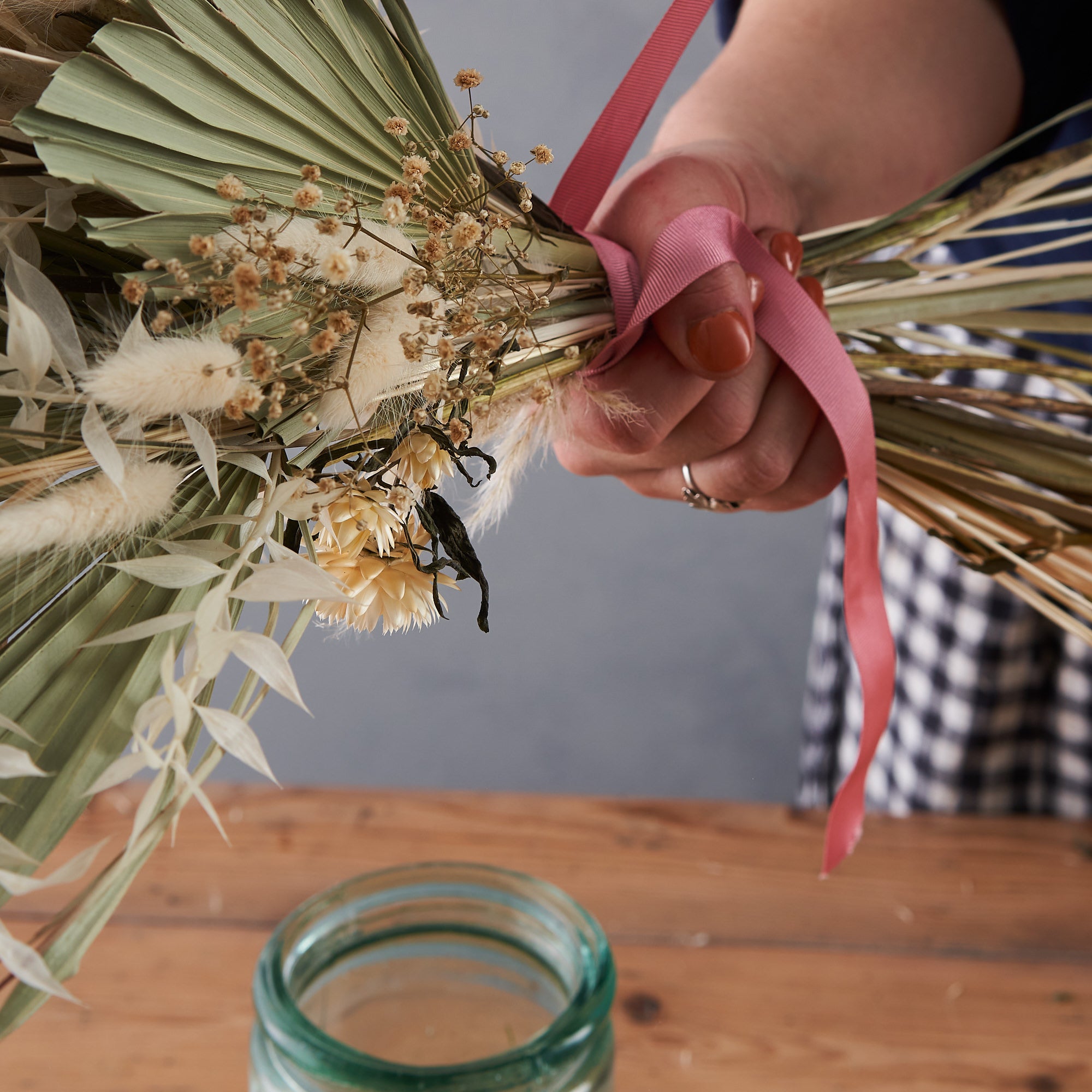 dried flower bouquet arranging