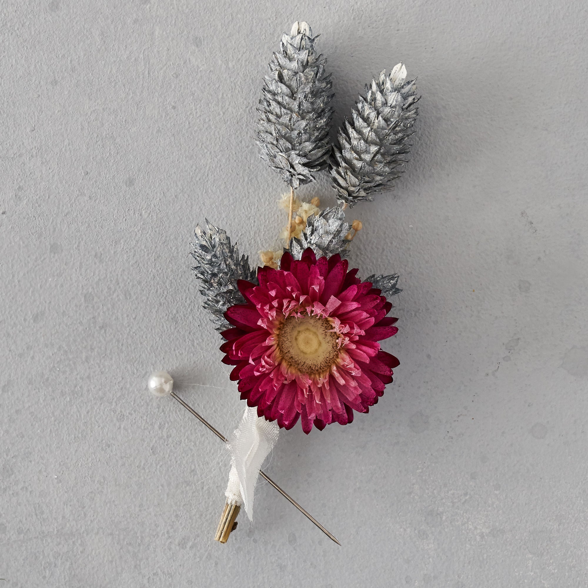 Dried flower buttonhole : deep pink
