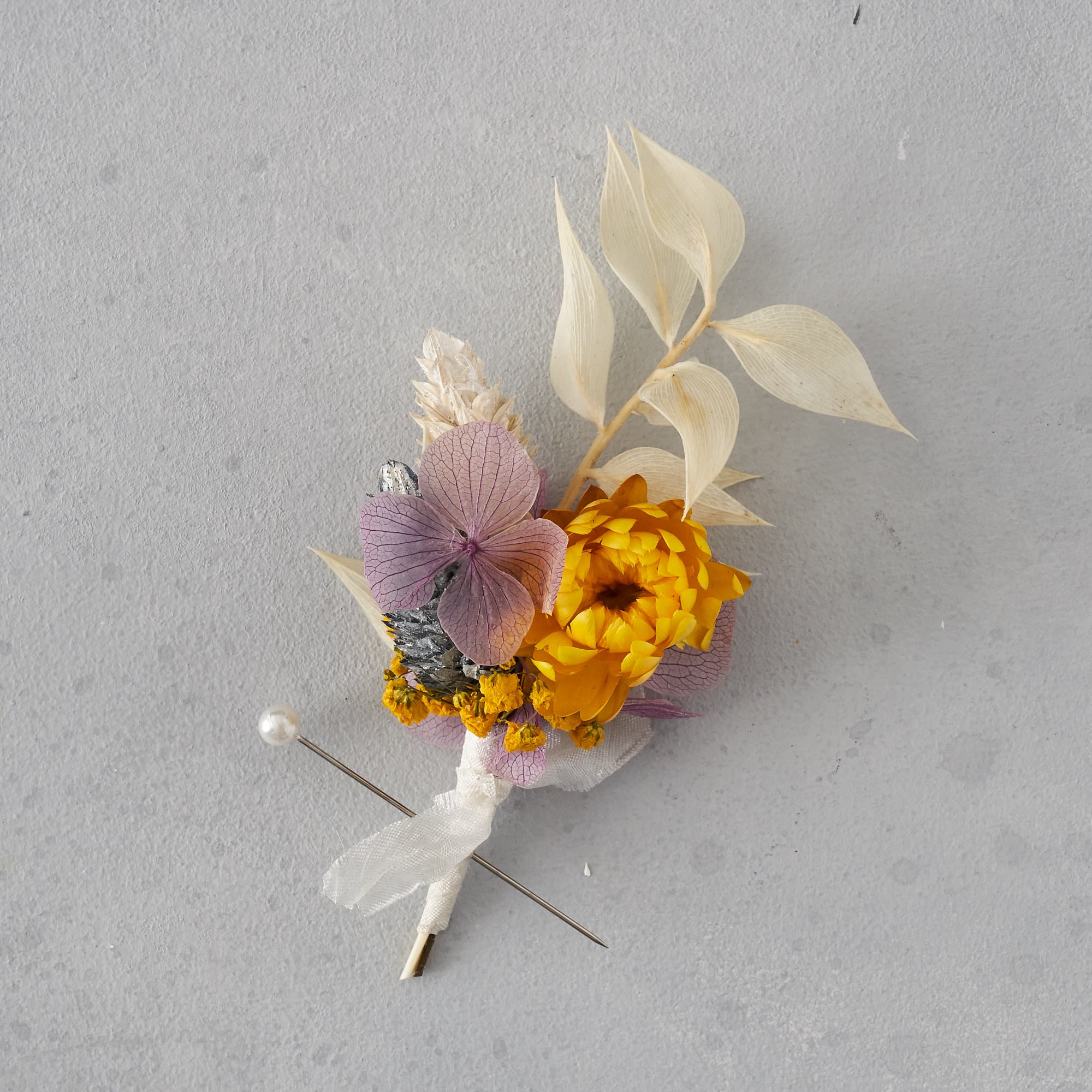 Dried flower buttonhole : dusty lilac and sunshine yellow
