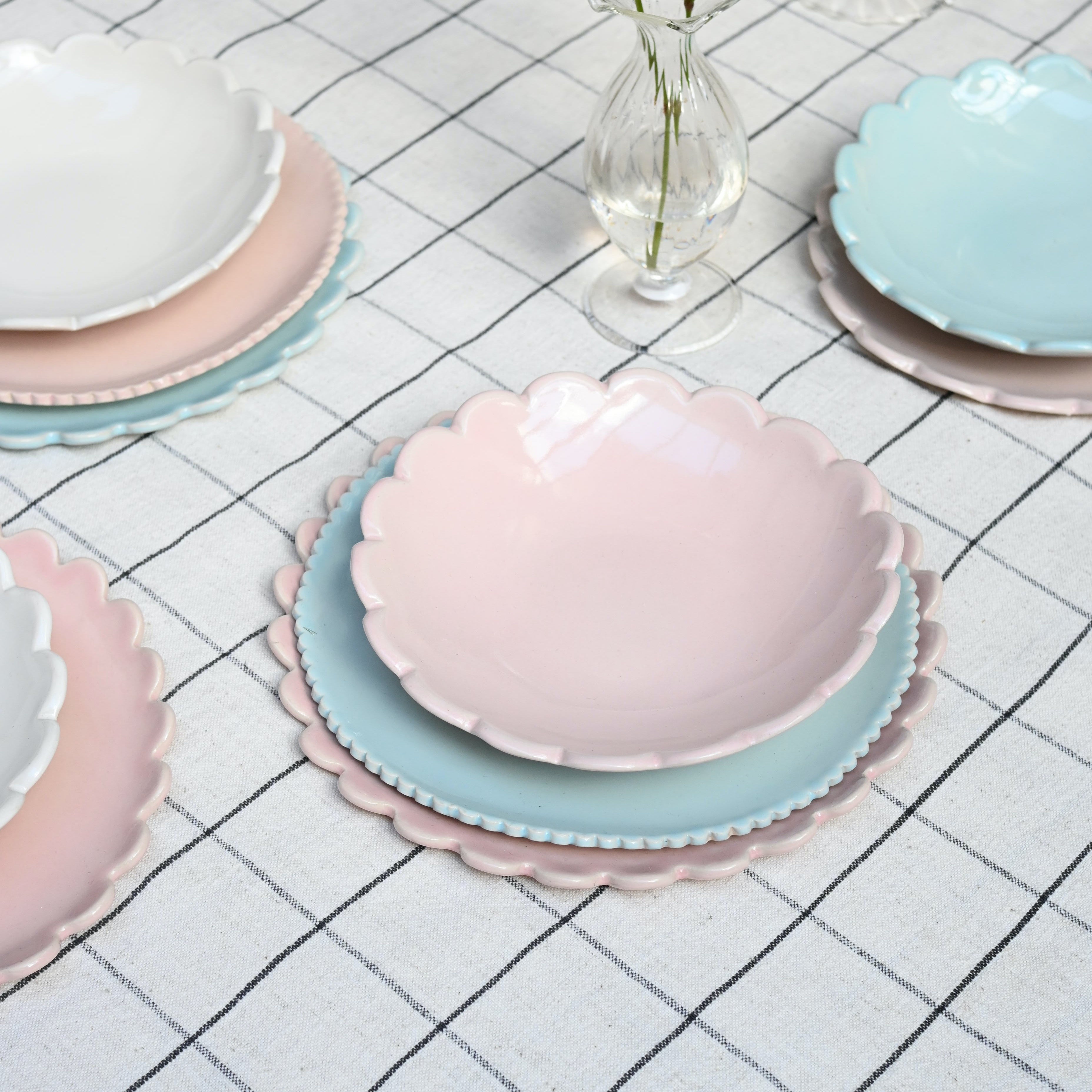 scalloped edge ice cream bowls in pink white and blue