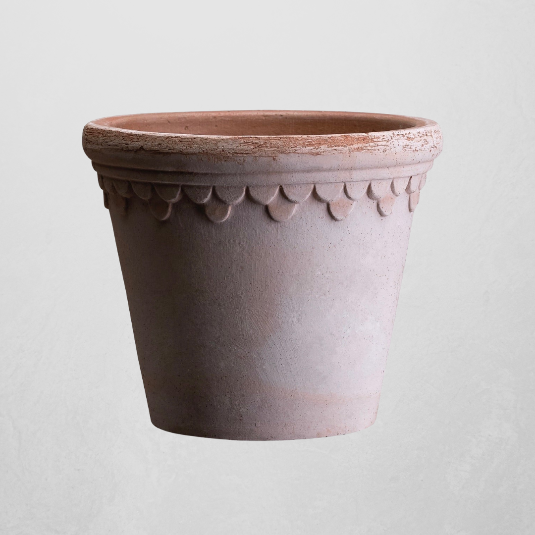 Bergs Potter terracotta copenhagen pot with scalloped detail
